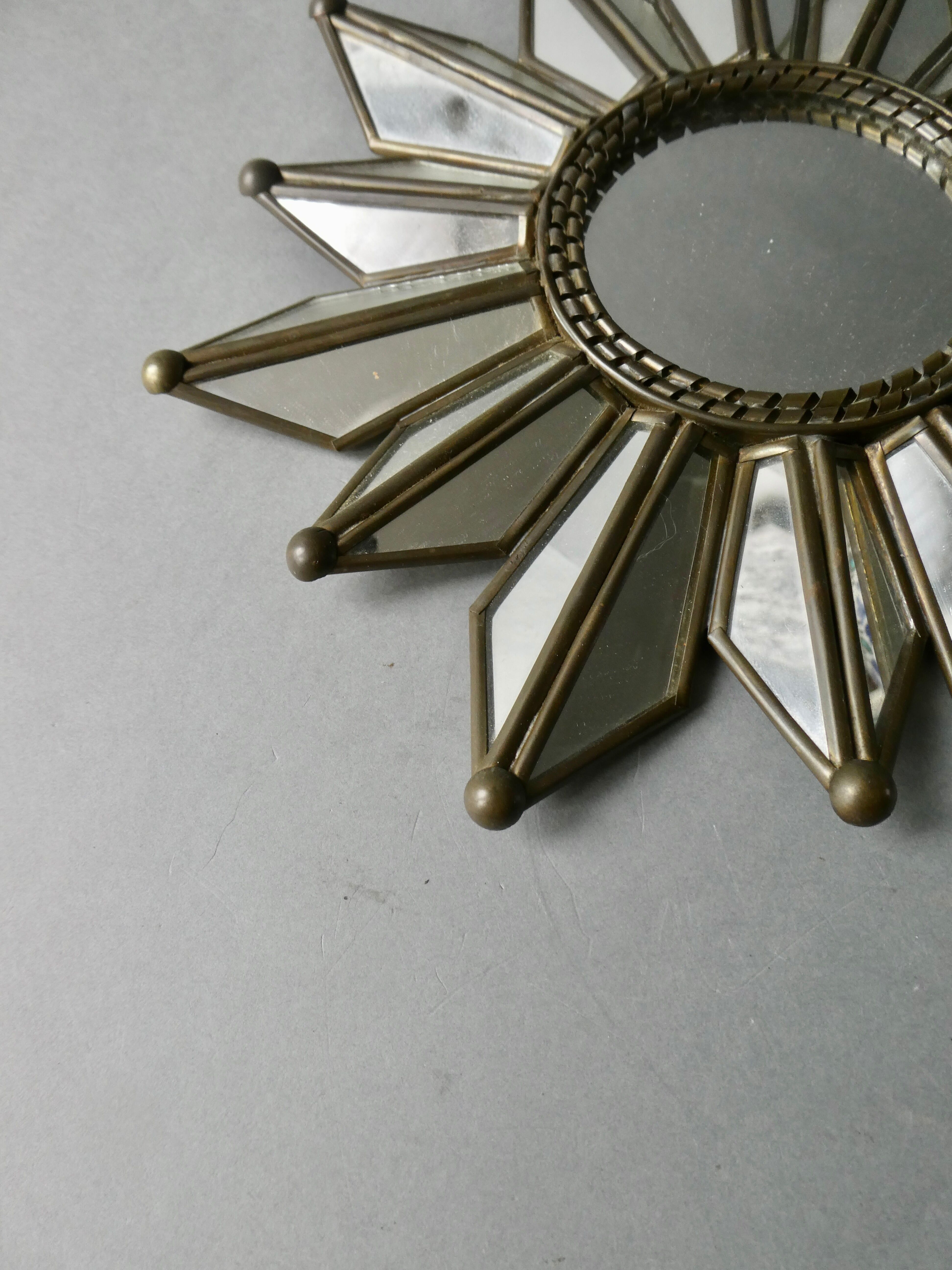 Mirror shape sun with parecloses of mirrors