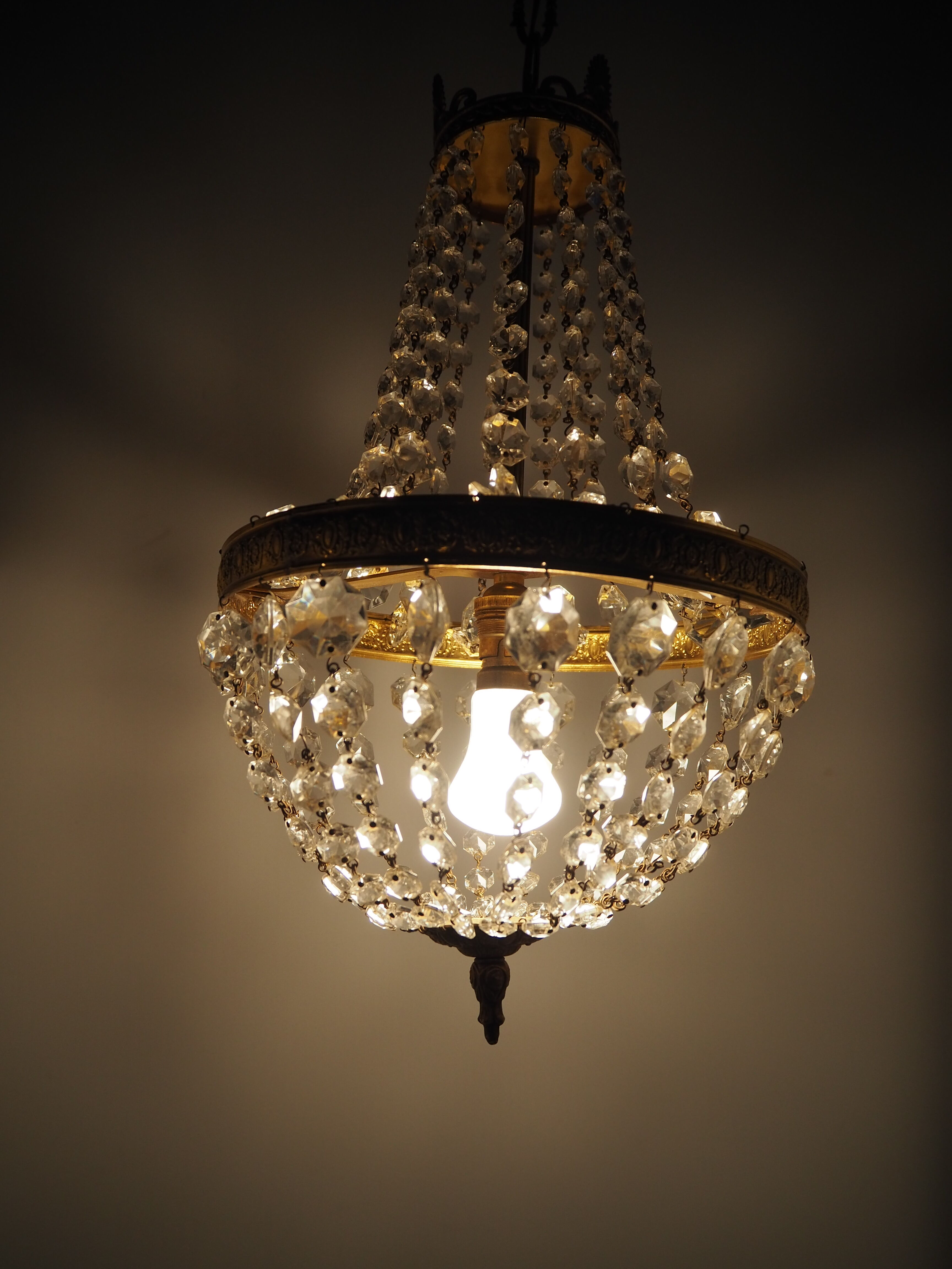 Balloon chandelier with glasses and bronze pampilles