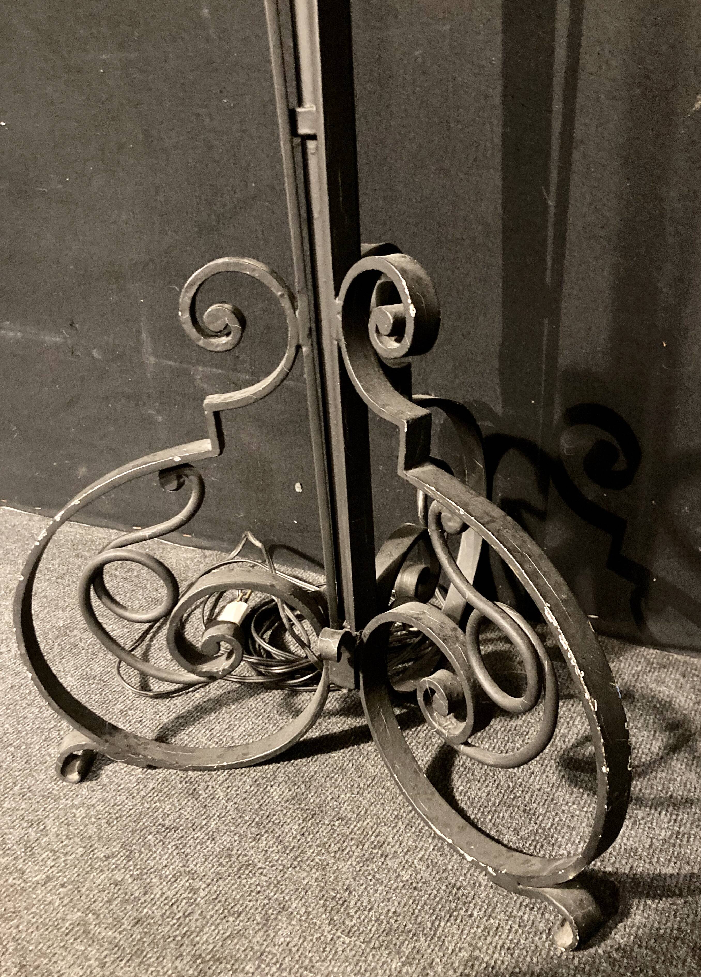 Paire de pieds de lampe en fer forgé