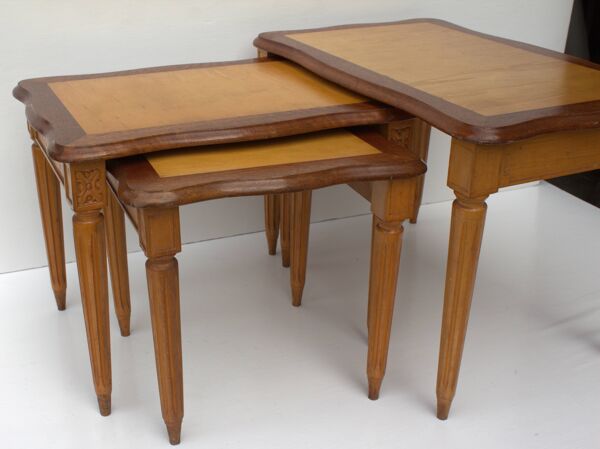 Vieille ensemble mid century ensemble de 3 tables  gigogne