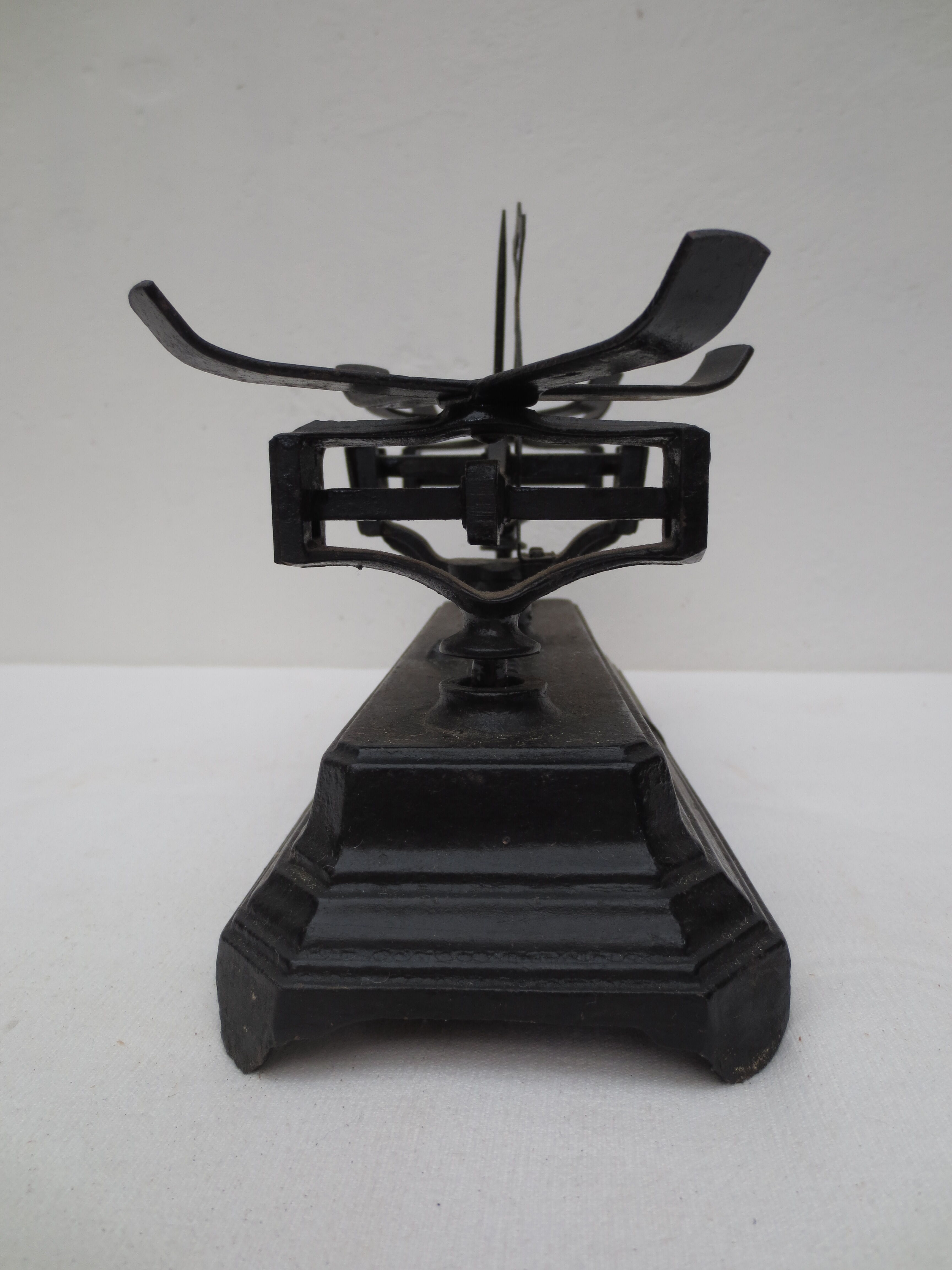 Scale old type roberval force 1 kg