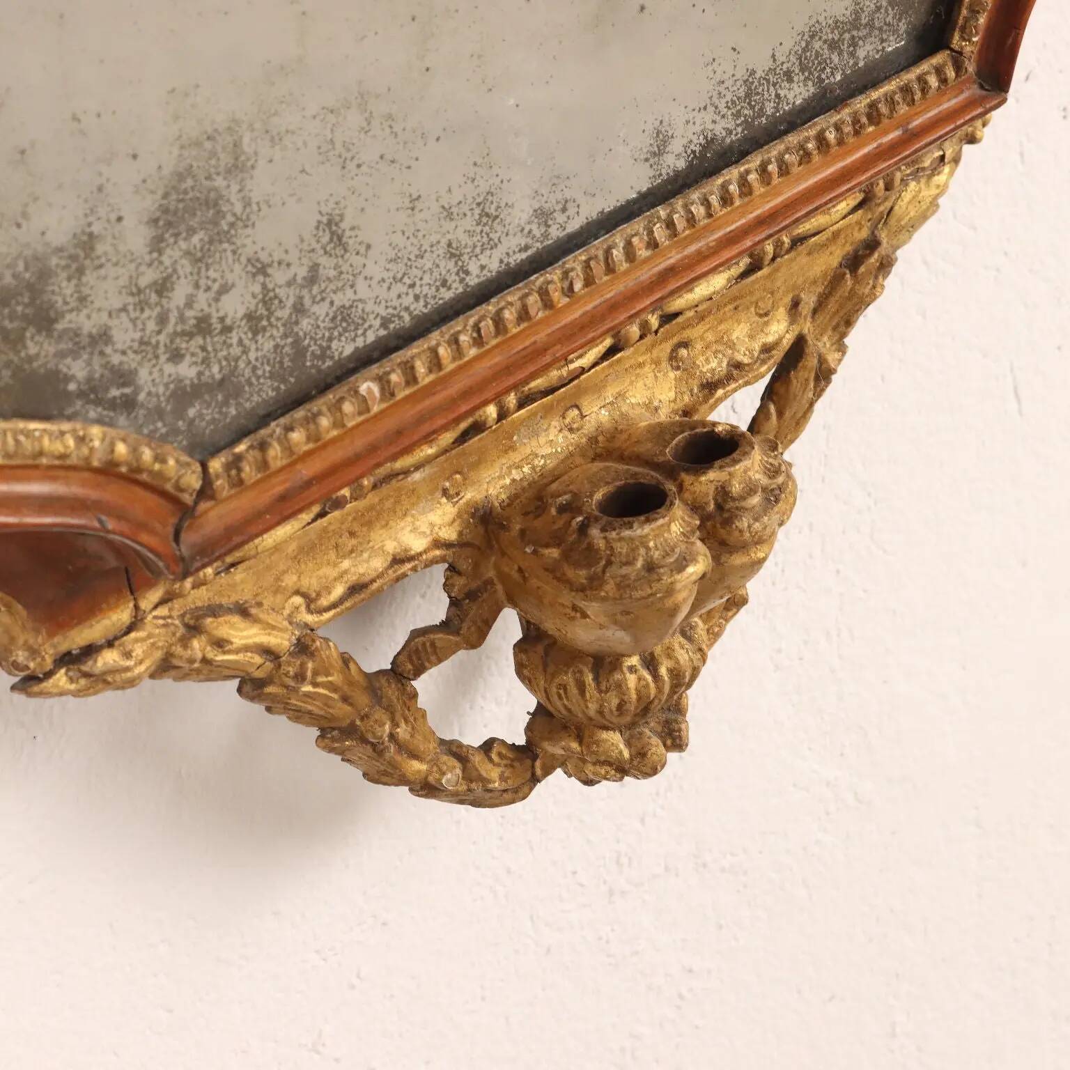 Neoclassical antique mirror in walnut, Italy, 18th century.