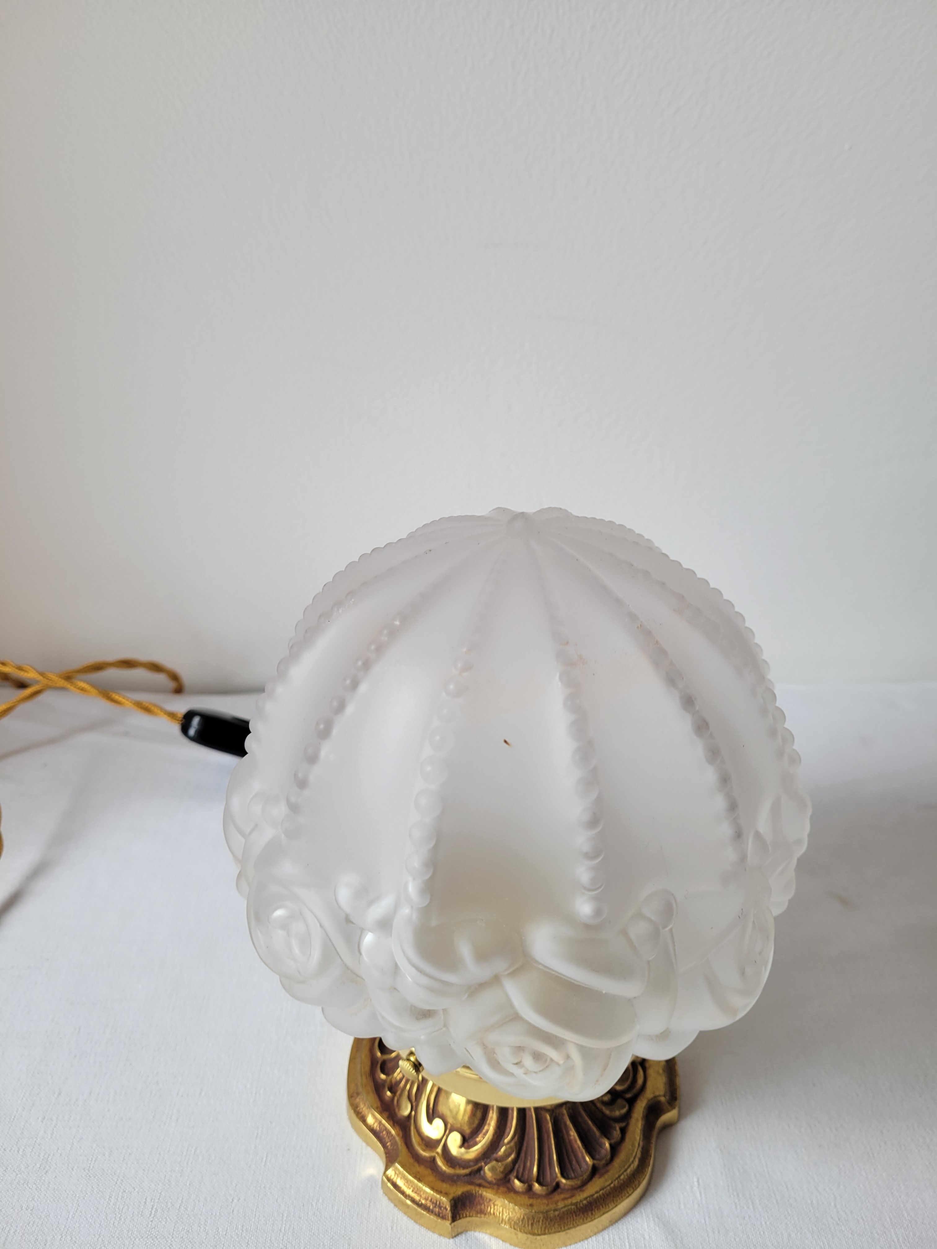 Art deco lamp in bronze and frosted glass