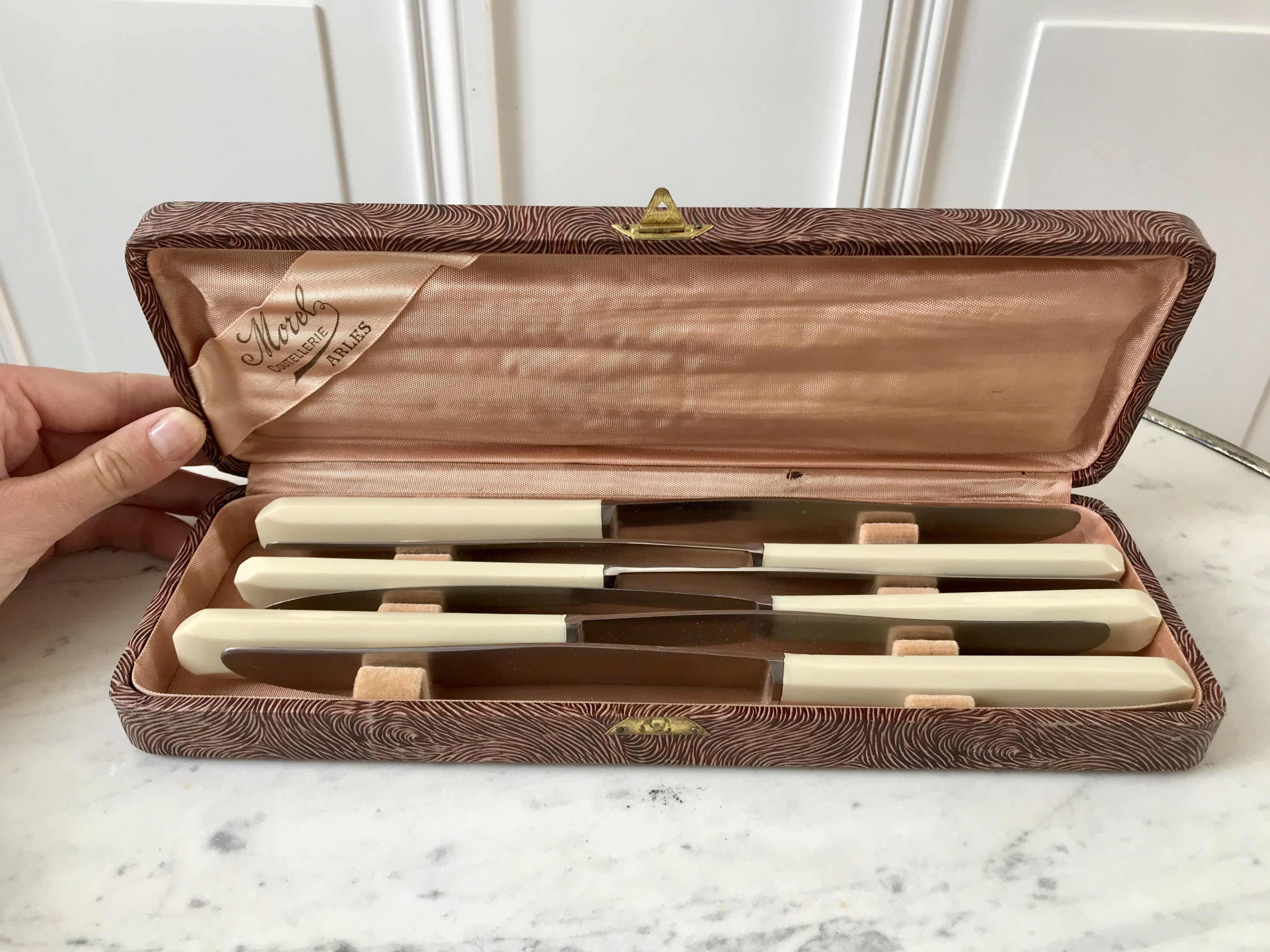 Lot de 6 couteaux en bakélite blancs coutellerie d'Arles années 60