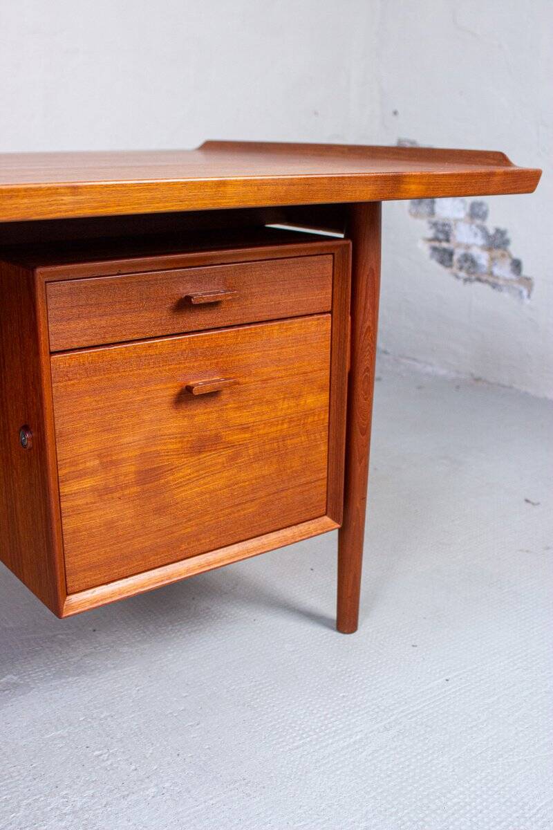 Danish mid-century desk model 207 in teak by Arne Vodder for Sibast, 1960s.