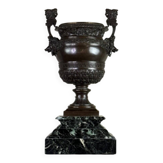 Patinated bronze vase with handles topped by bicéphalic busts, 19th century.