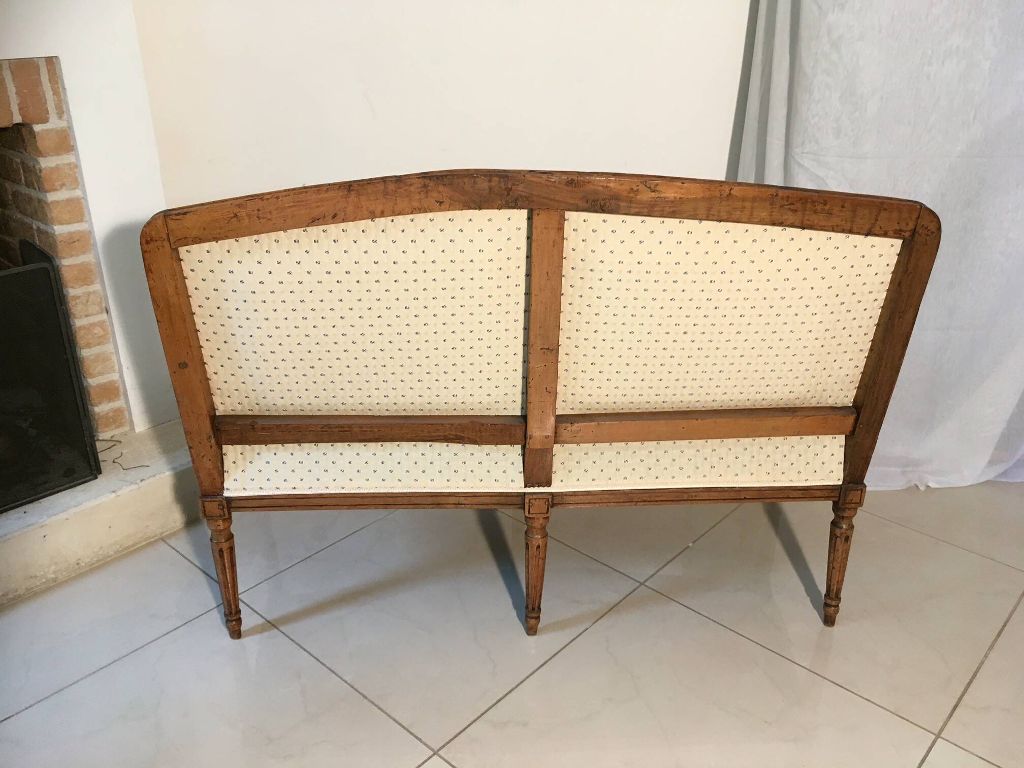 Canapé deux places d'époque Louis XVI entièrement retapissé