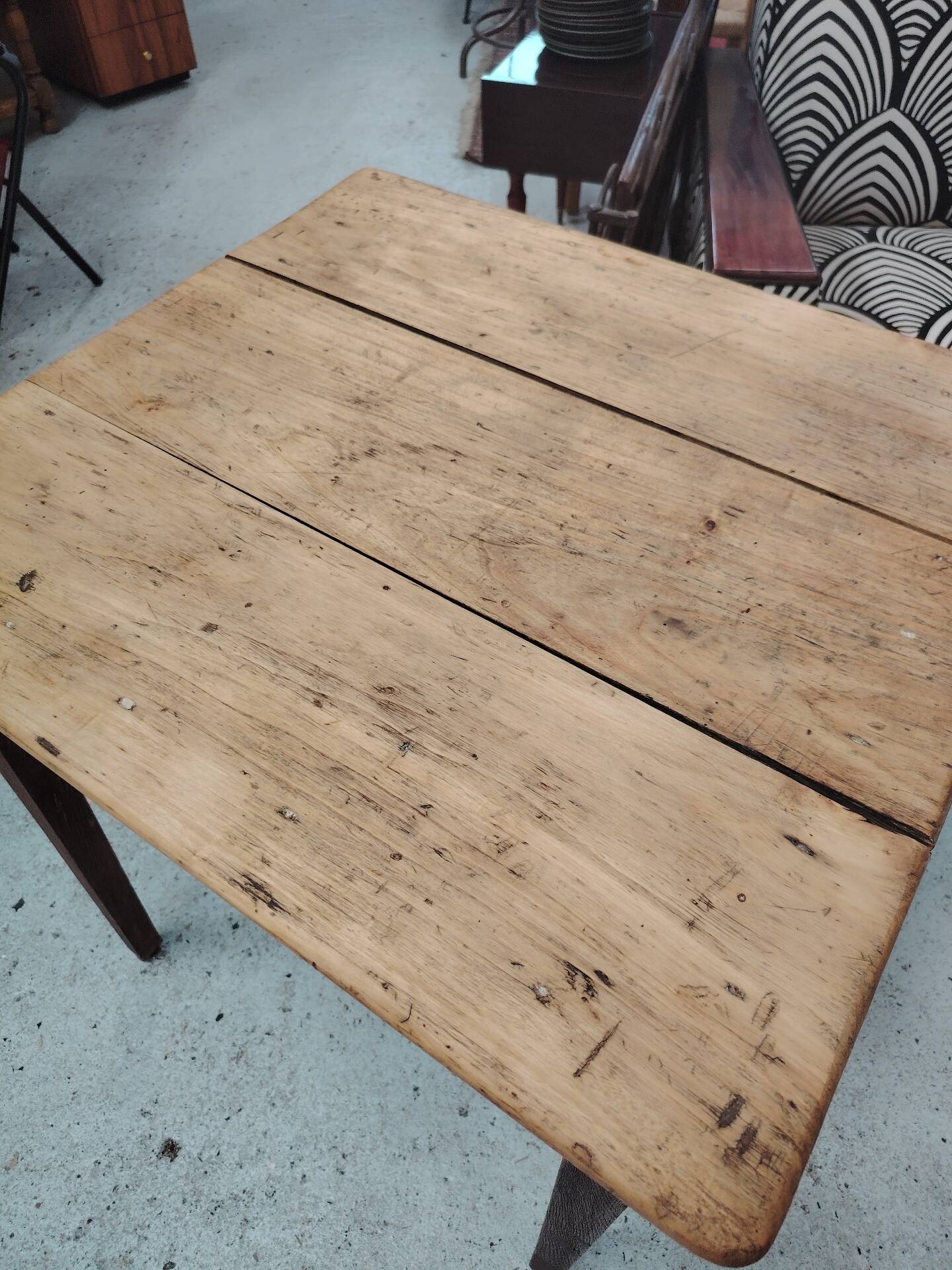 Petite table de ferme carrée en bois massif patiné - 1920