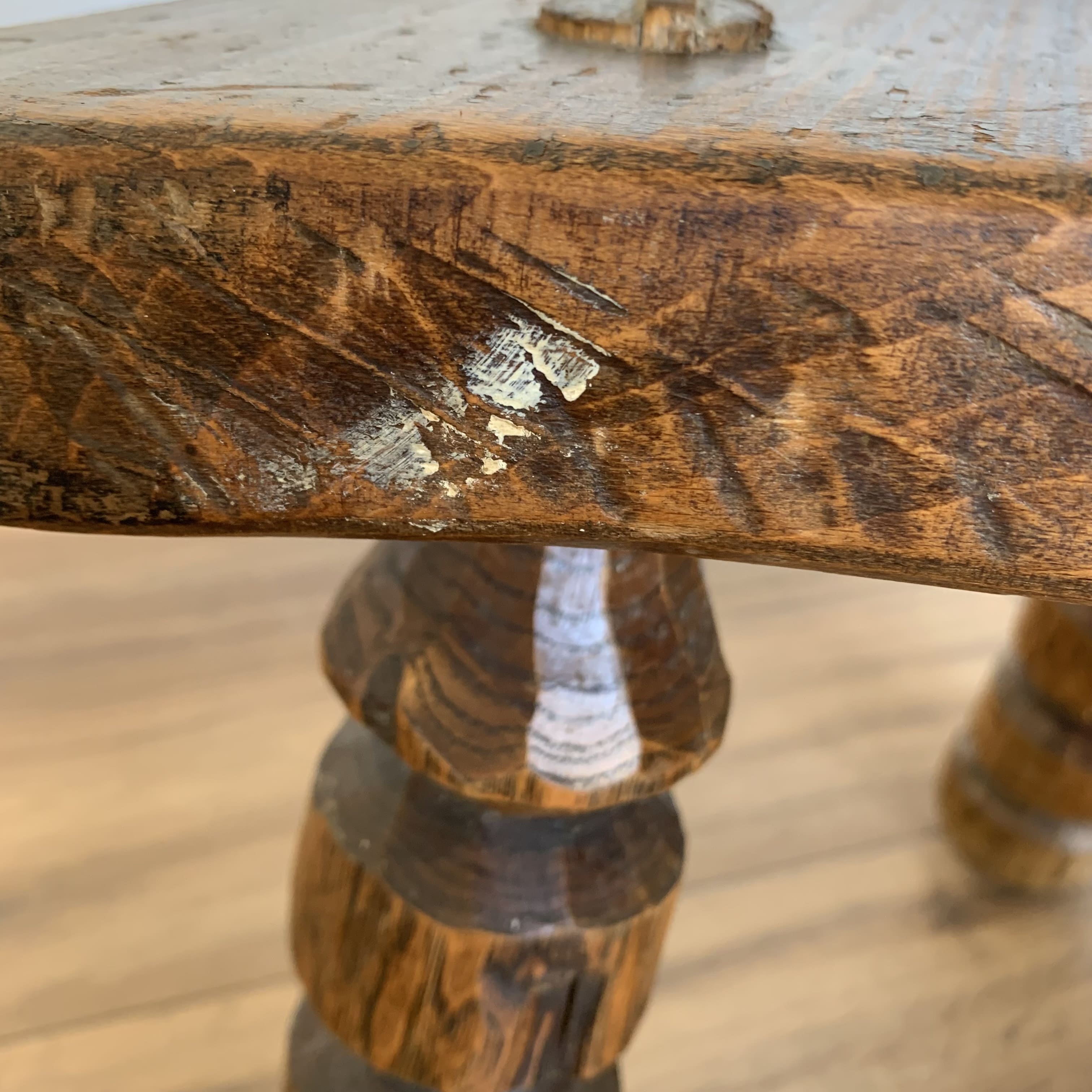 Tabouret tripode pieds taillés