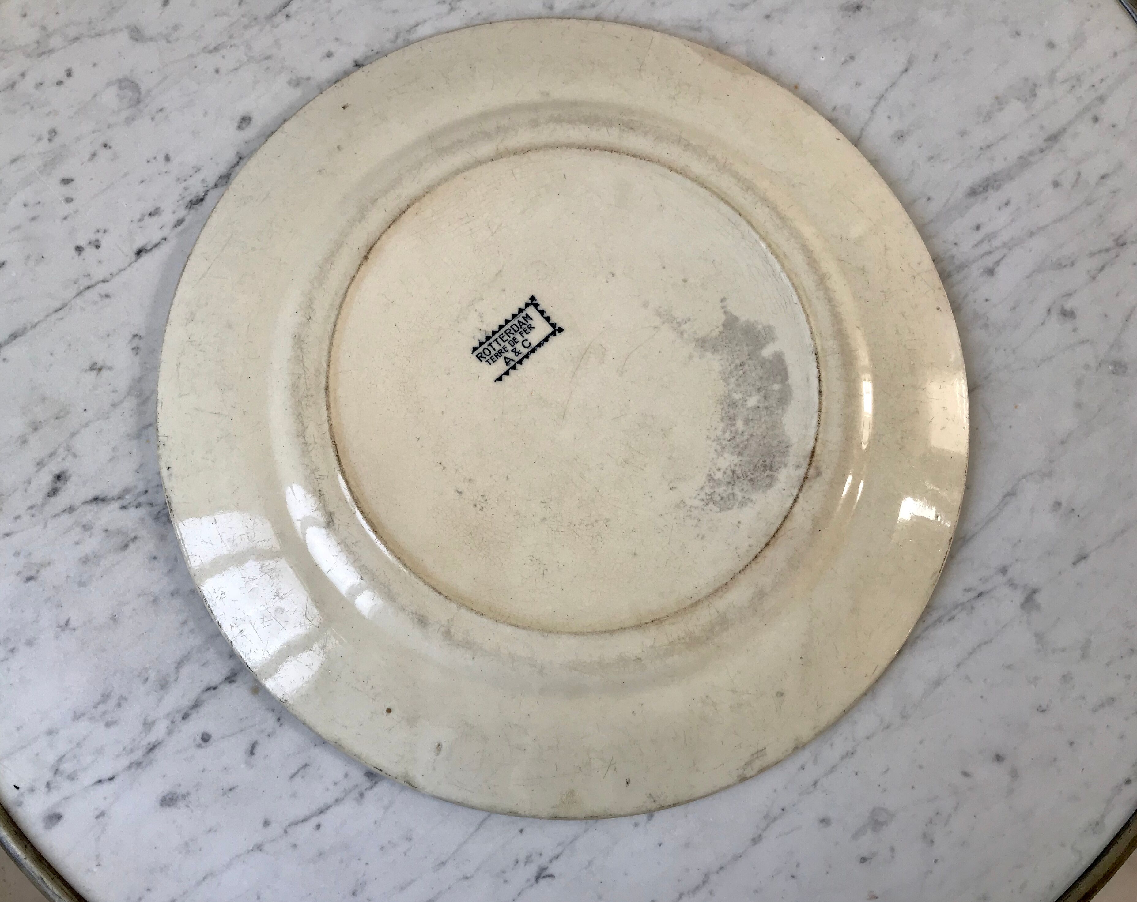 Plat rond Terre de Fer A&C modèle "Rotterdam" fin XIXème