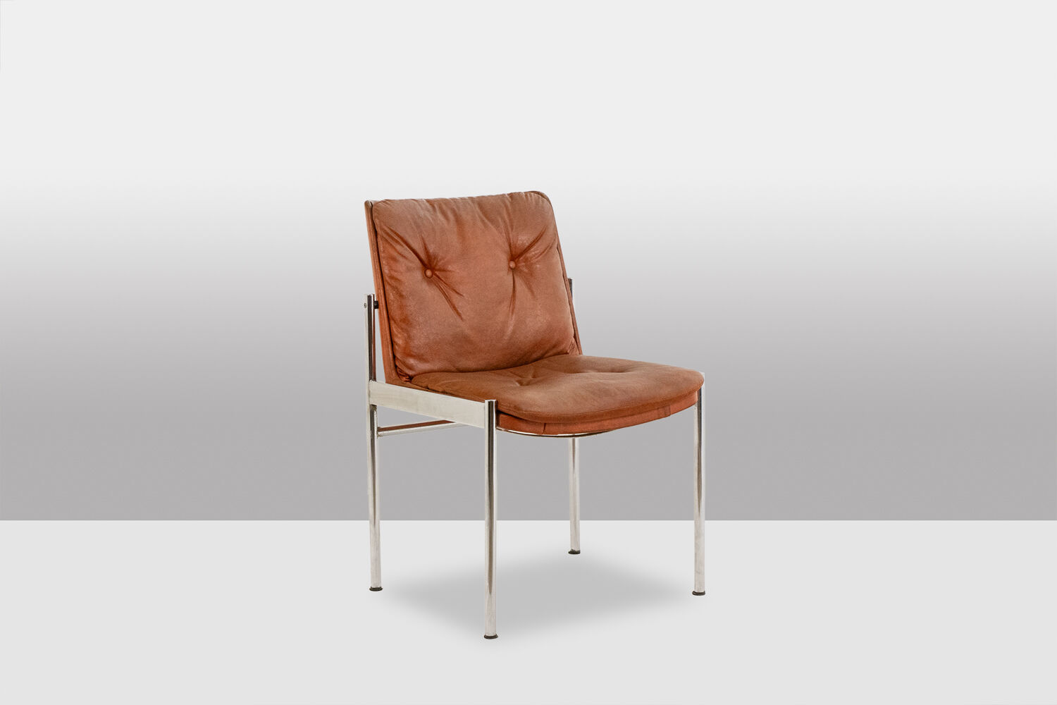 Série de 6 chaises en cuir et métal chromé, années 1970