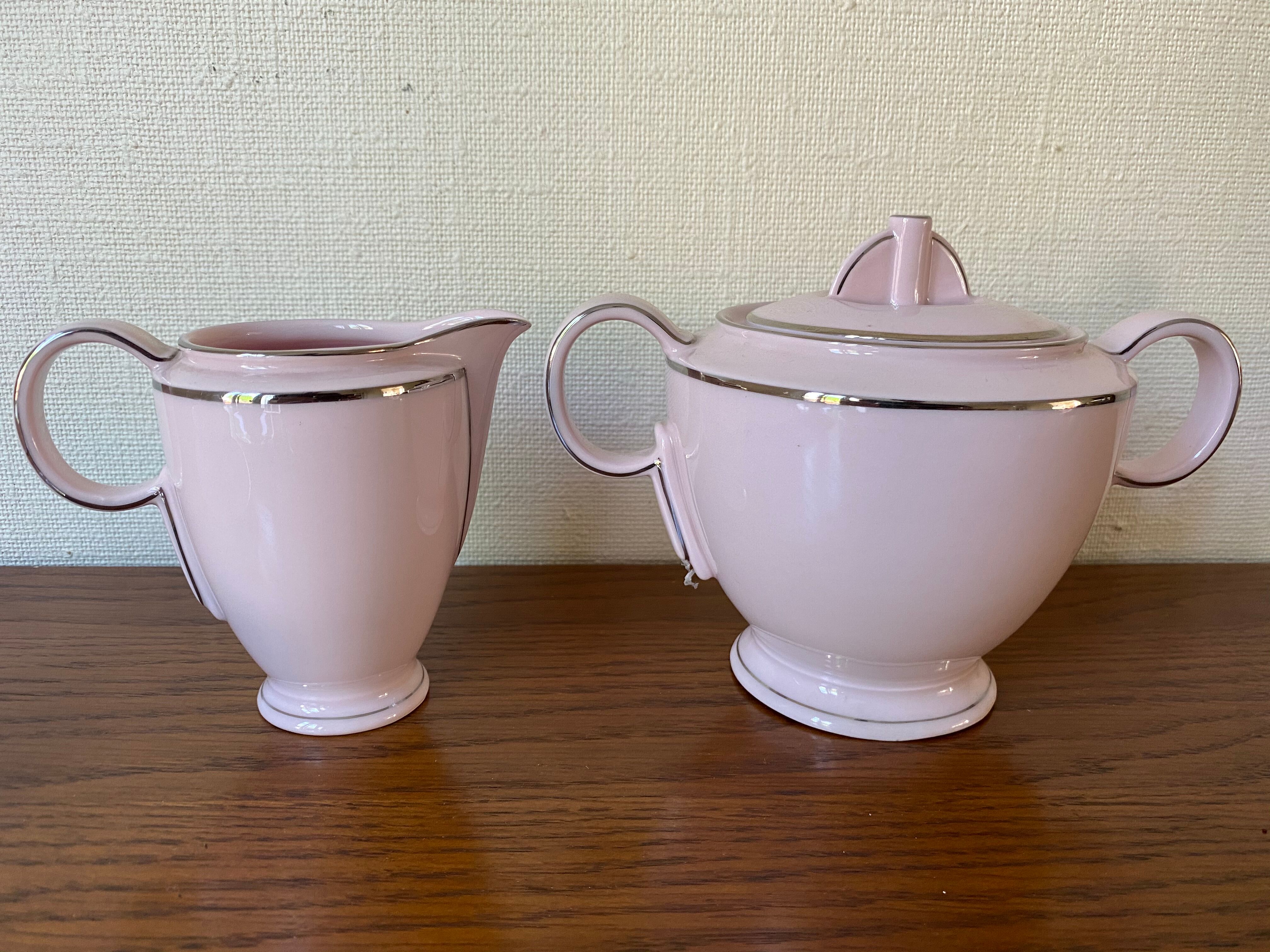 Epiag service to the or pink coffee