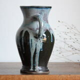 Blue vase with coves