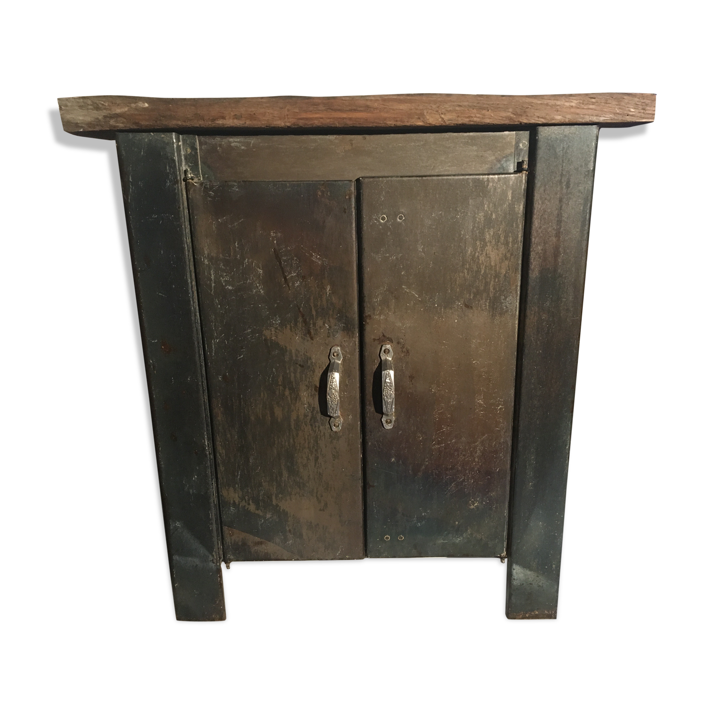 Renovated kitchen furniture and revisited in 50s metal