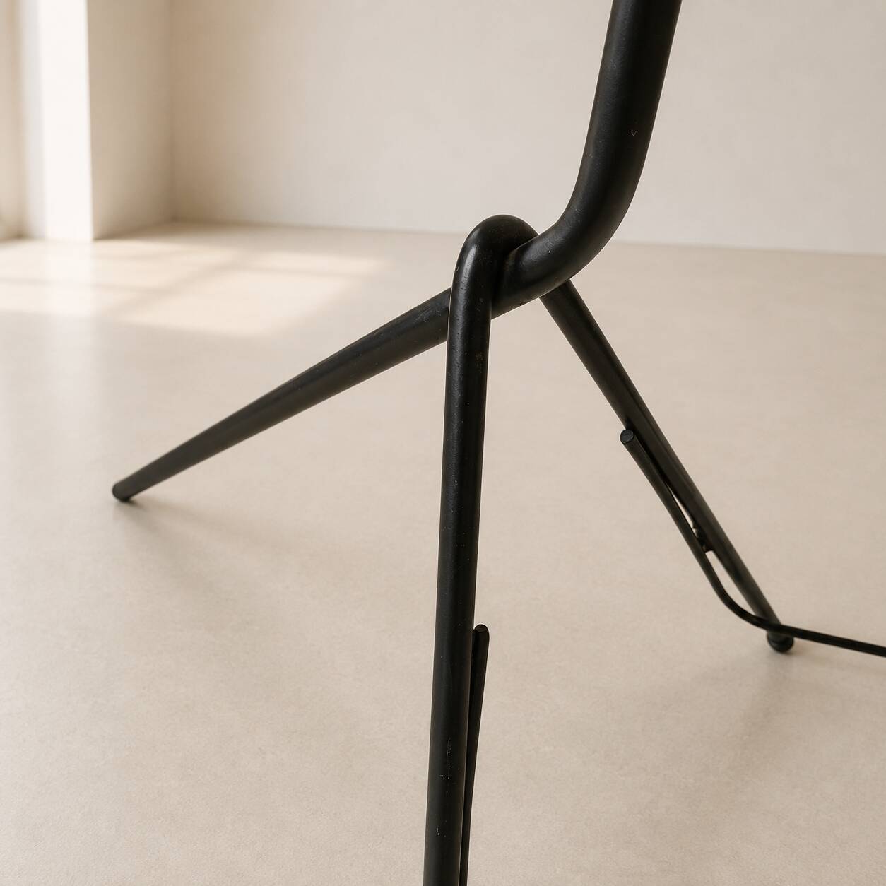 Tripod floor lamp / magazine rack - black lacquered tubular metal Vintage 1960