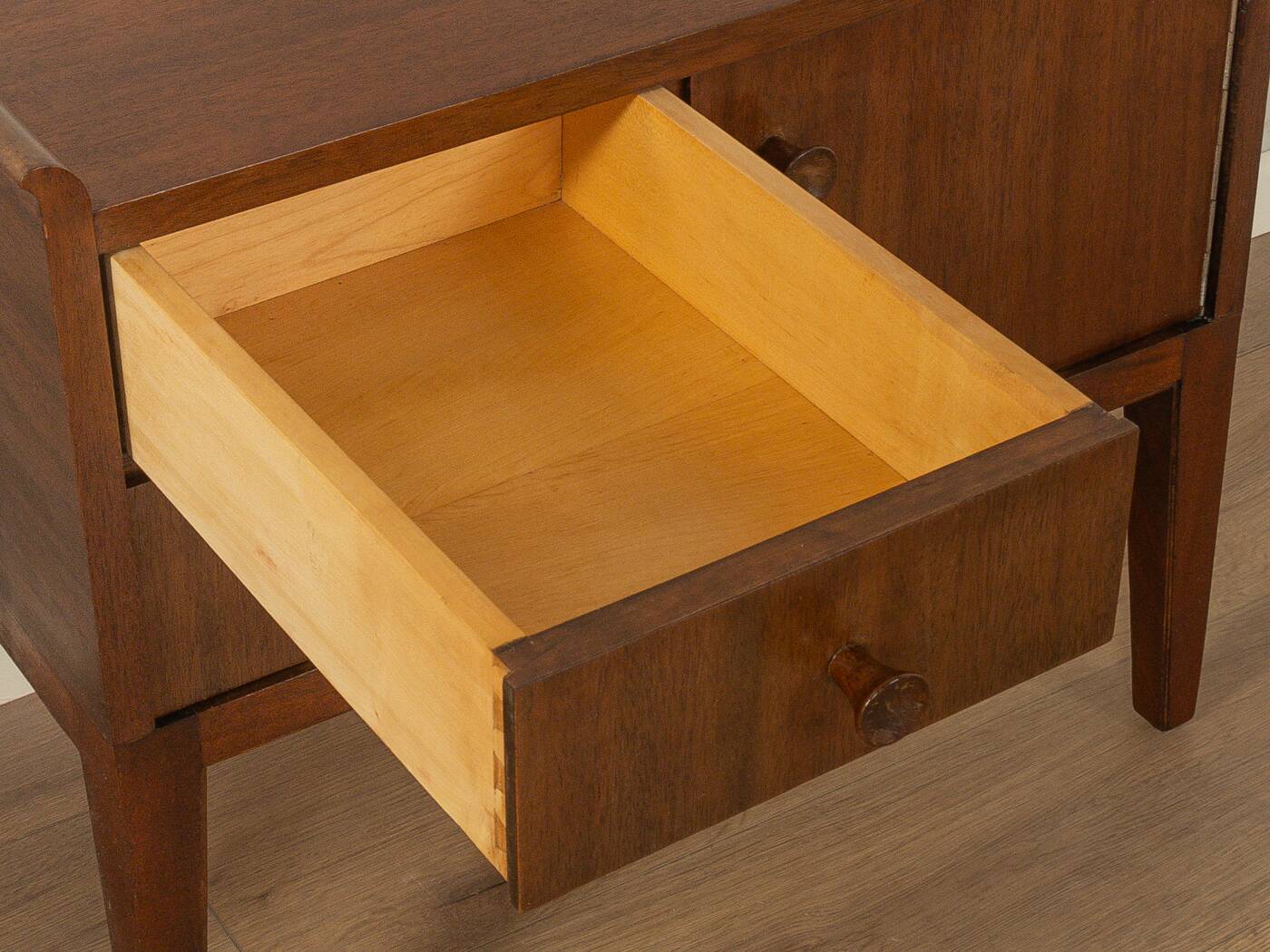 Tables de chevet des années 1920