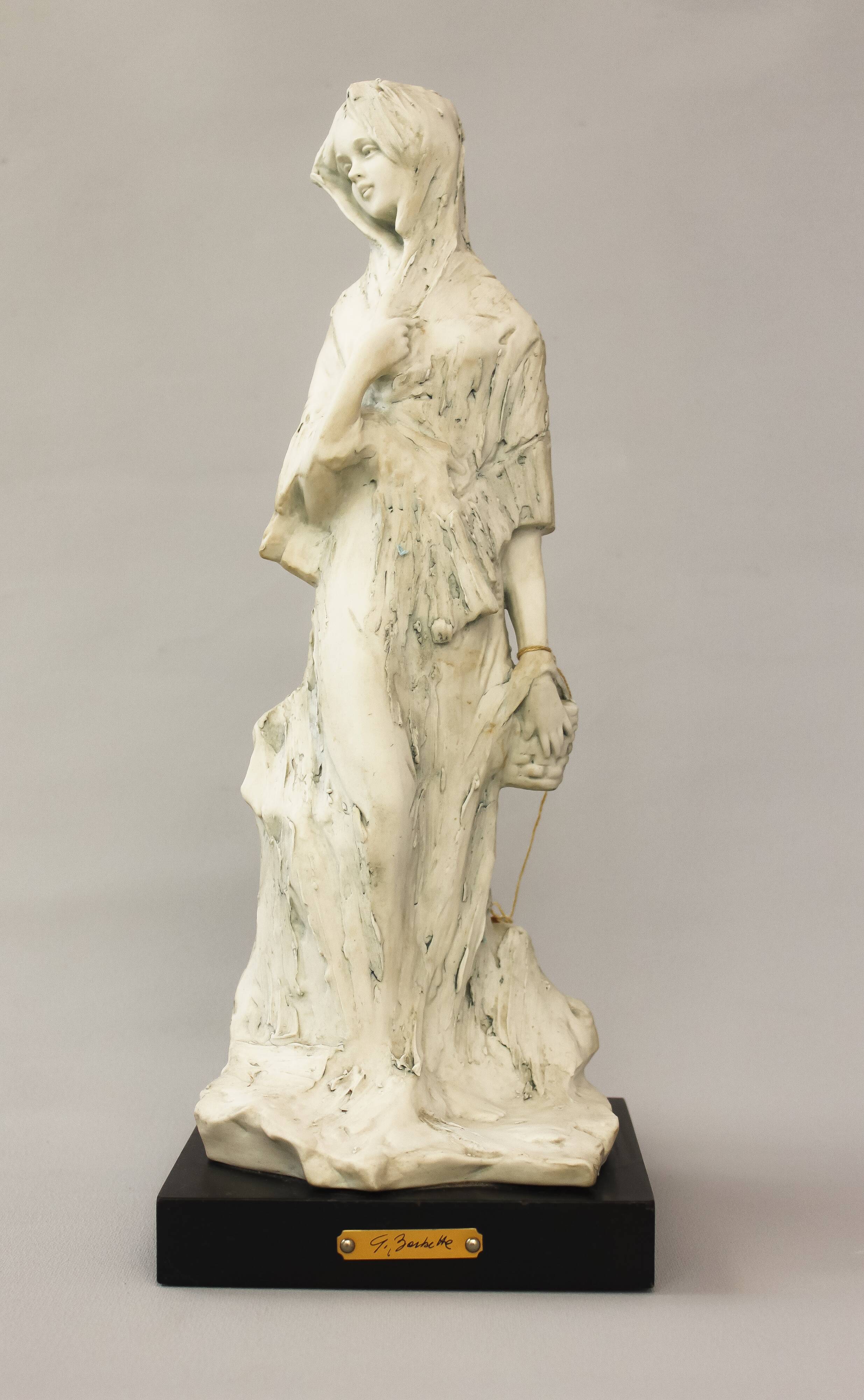 Figura femenina de porcelana. Contemporary escultura by author.