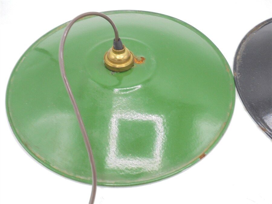 Duo of hanging lamps in enamelled plate