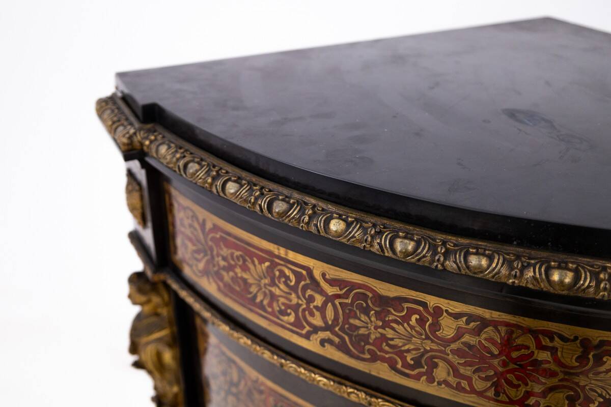 Commode d'angle ancienne, France, milieu du XIXe siècle.