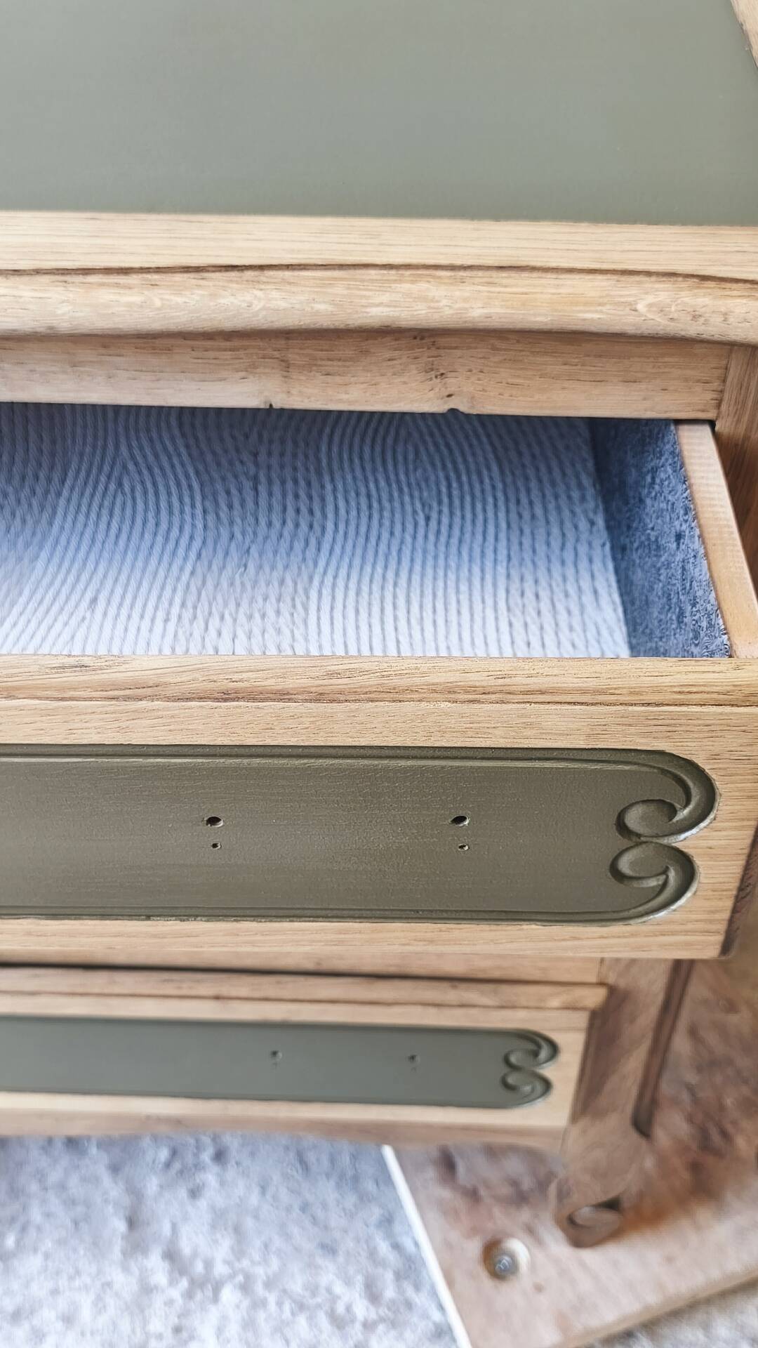 Oak chest of drawers