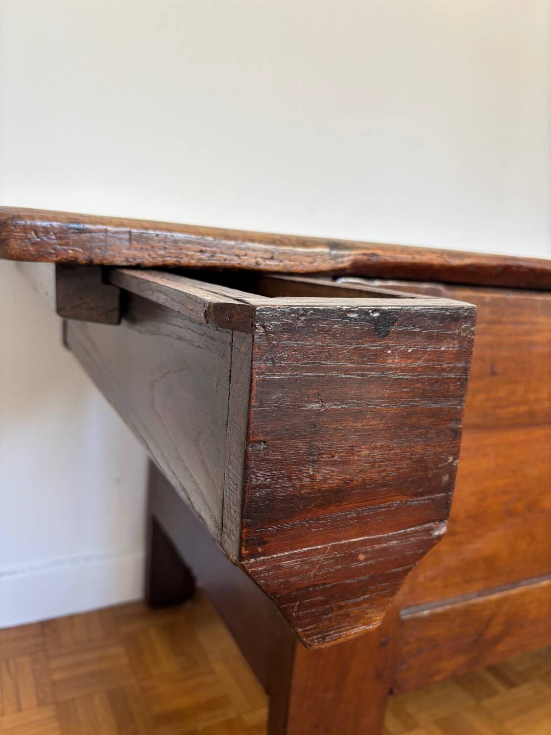 Grand coffre ancien en chêne massif – XIXe – belle patine d’origine