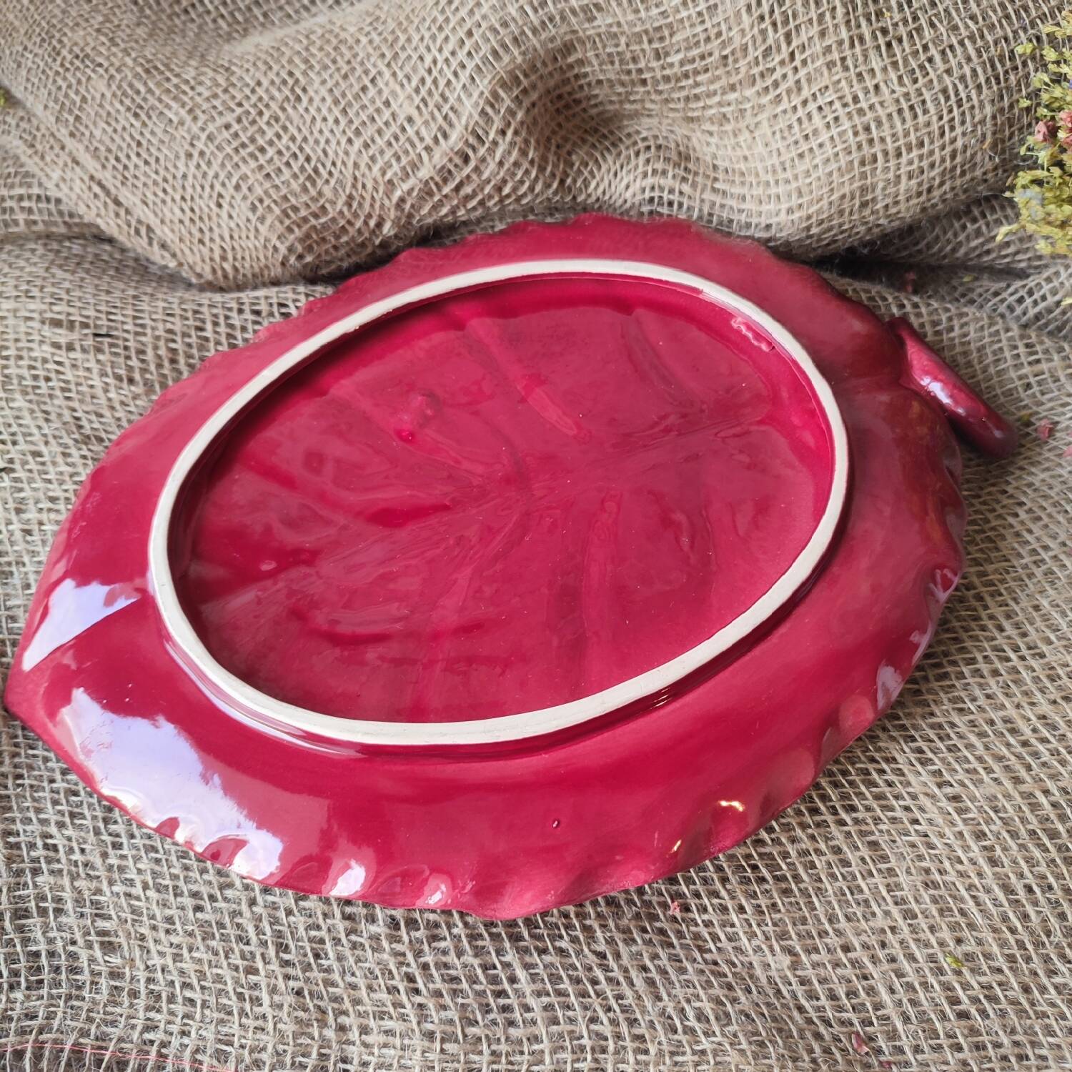 Plat en barbotine feuille rouge bordeaux