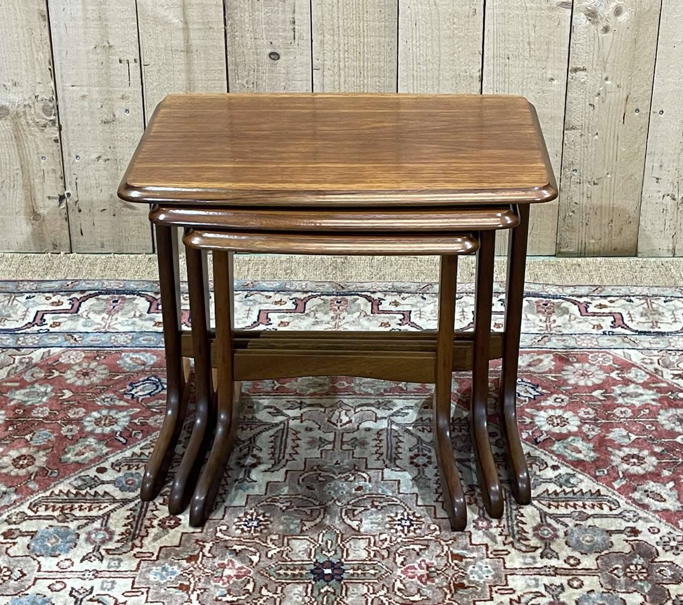 Suite de 3 tables gigognes en teck des années 70