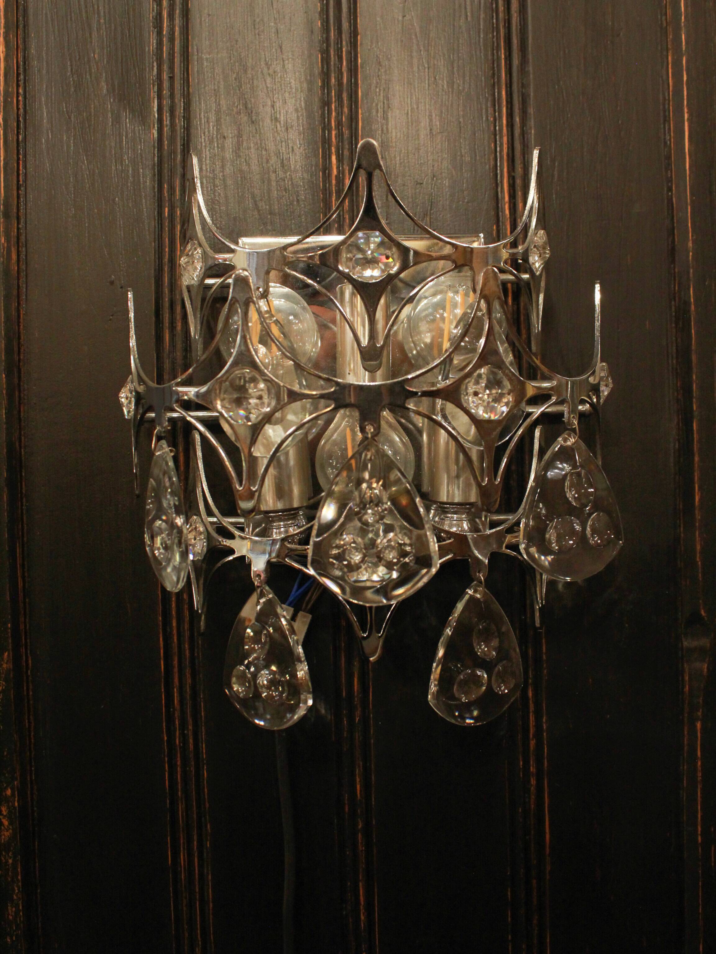 Pair of wall sconces in chrome metal and crystal