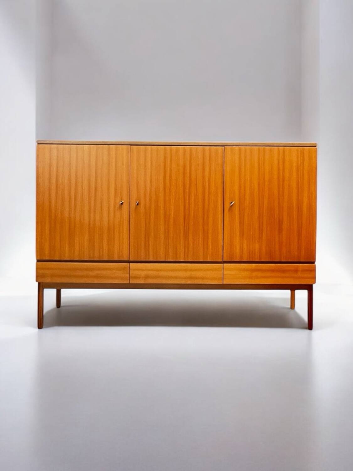 Buffet haut des années 70