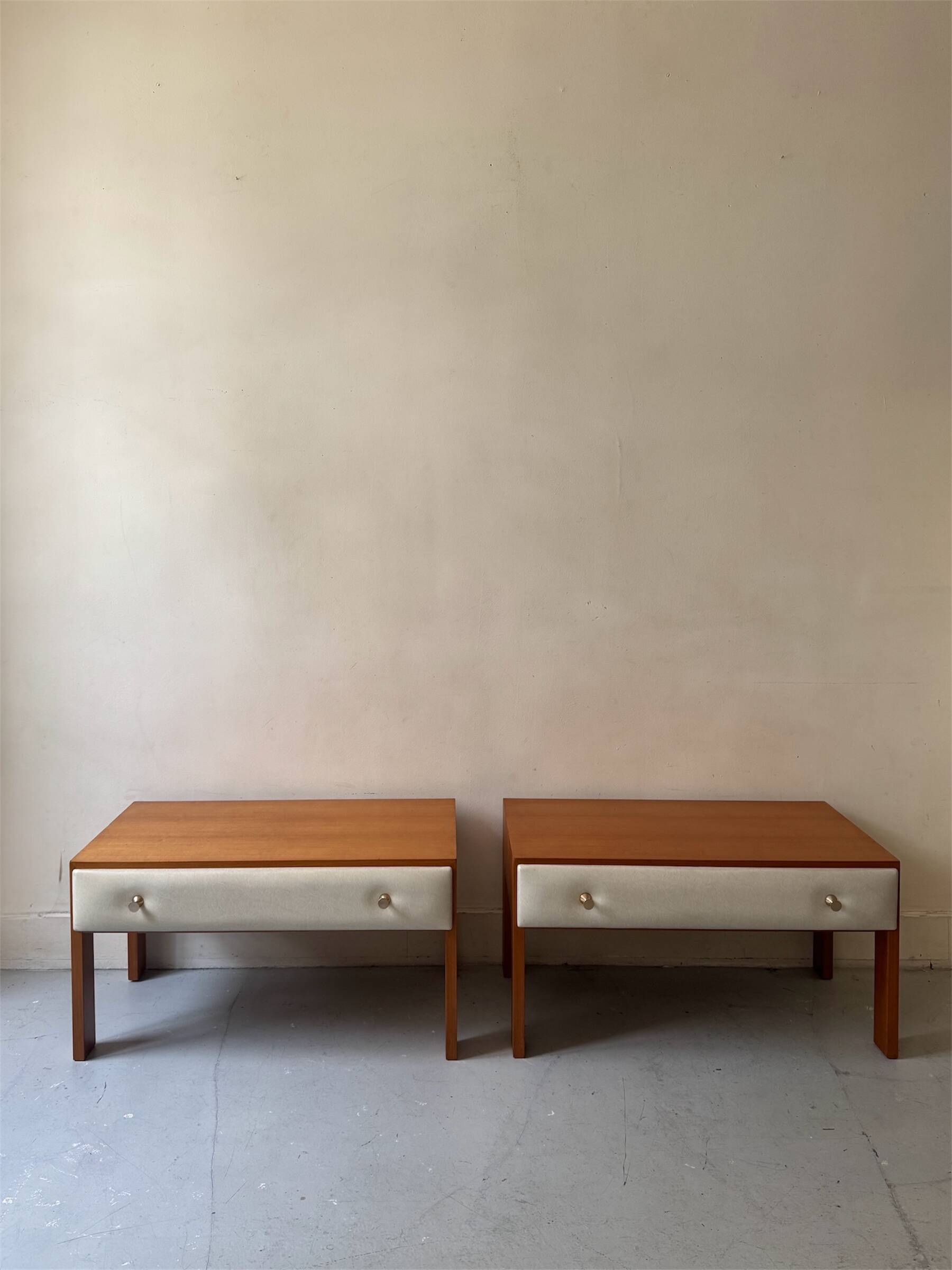 Paire de chevets modernistes en bois et cuir blanc, Roger Landault 1950