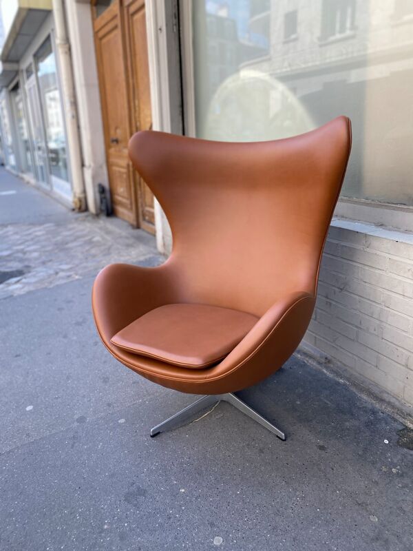 EGG Chair design Arne Jacobsen édition Fritz Hansen cuir brun