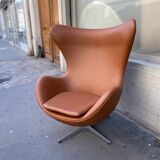 EGG Chair design Arne Jacobsen édition Fritz Hansen cuir brun