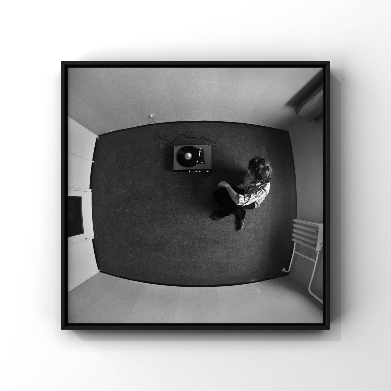 Photo aérienne d'un homme avec un tourne-disque, 1976