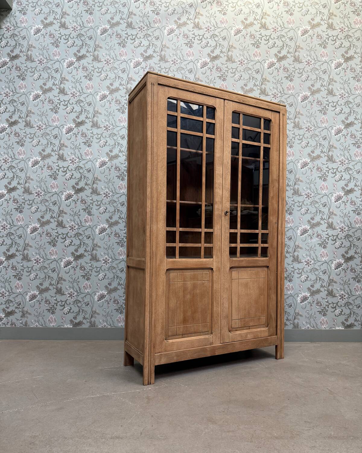 Old display case (renovated)