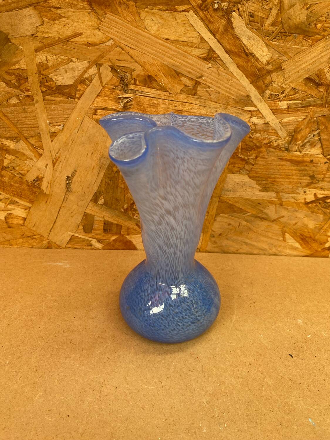 Ancien Vase Verre Soufflé Bleu Moucheté Blanc Col Corolle Vintage