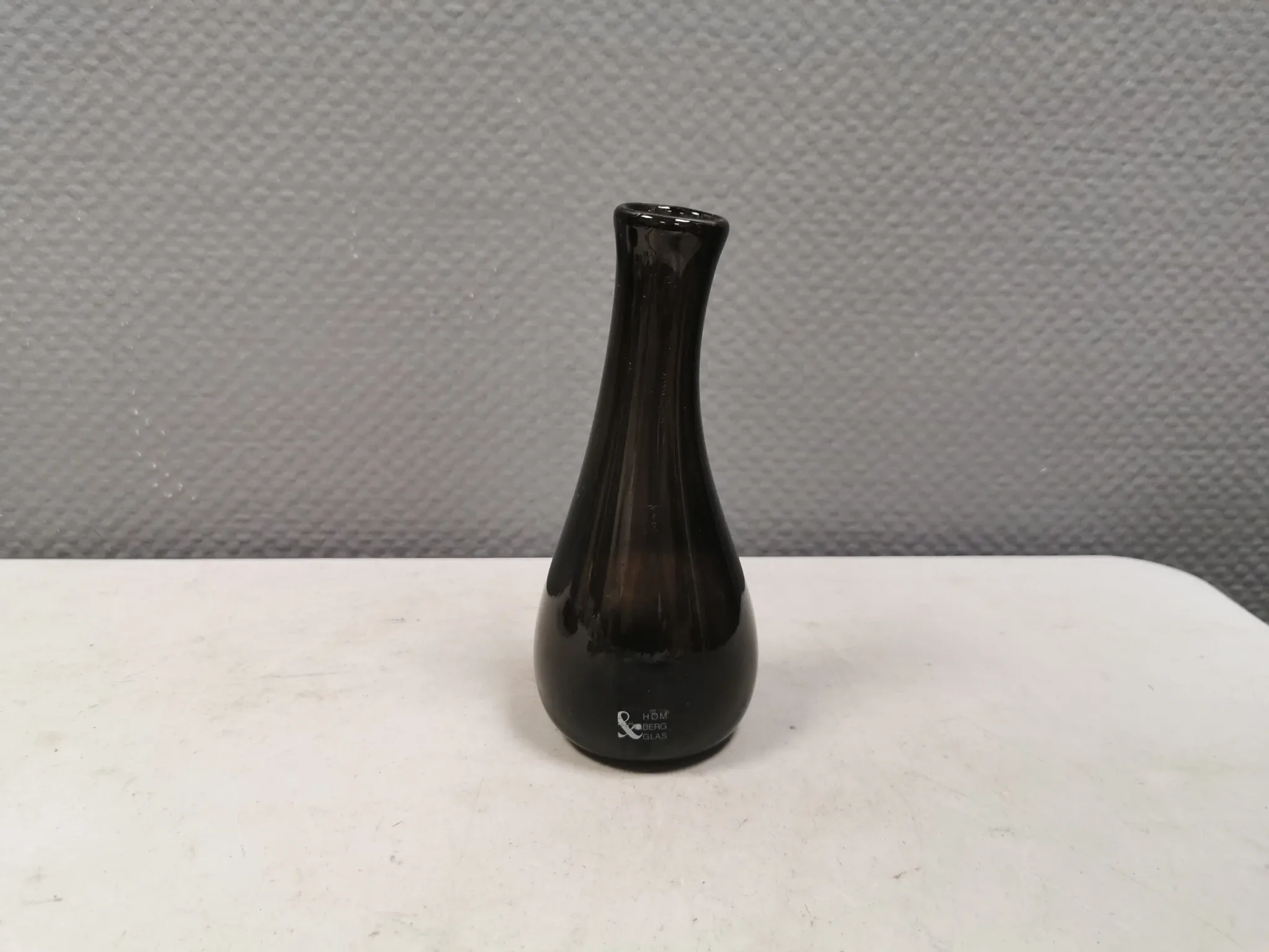 A unique vase in hand-blown glass with a hint of purple in the colour.