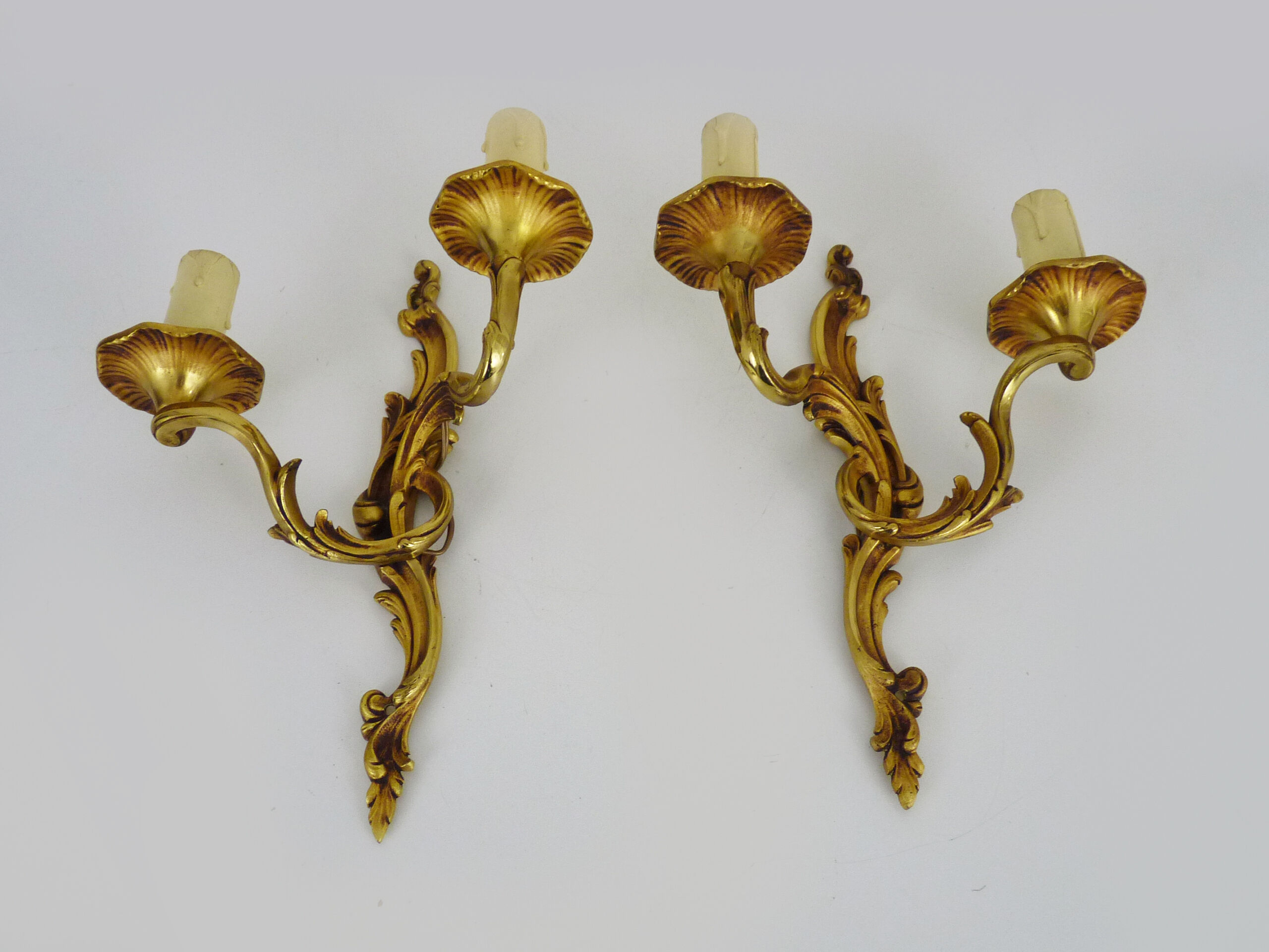 Paire d'appliques murales vintage à double feux en bronze ou laiton, feuille d'acanthes. Année 60