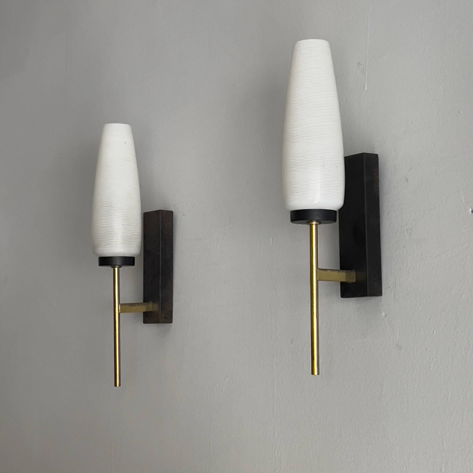 Paire d'appliques de style Stilnovo - Laiton et verre - Presque parfait - Années 50