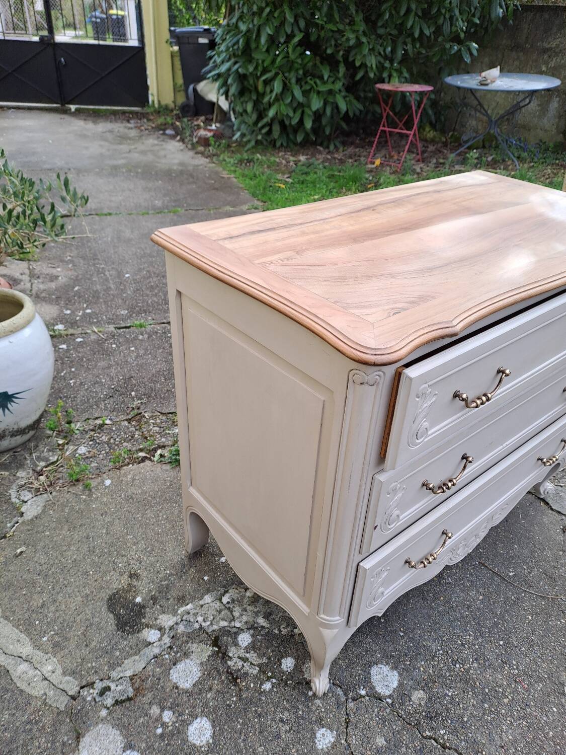 Commode de style louis xv  peinte