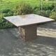 Table en marbre rouge