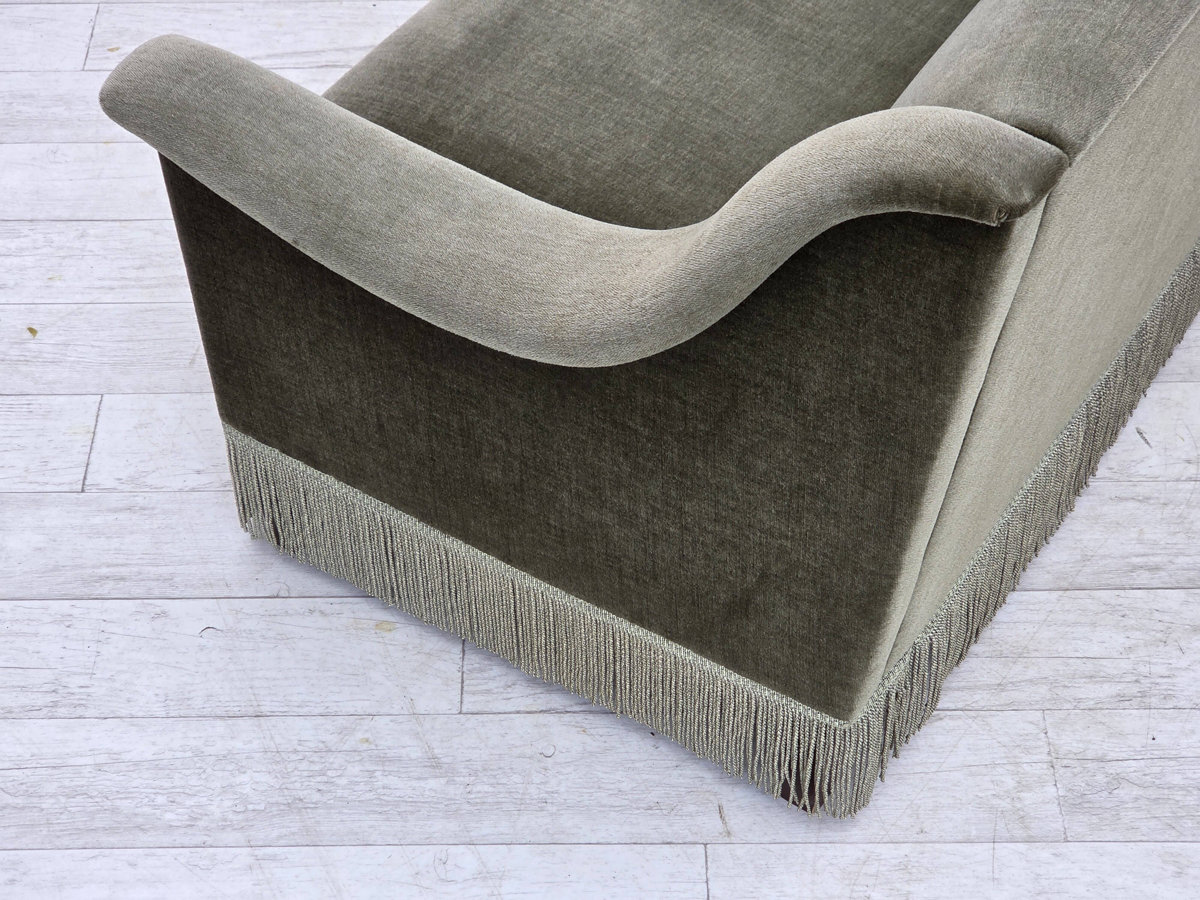 Canapé 2 places danois des années 1970, velours vert, bois de hêtre.