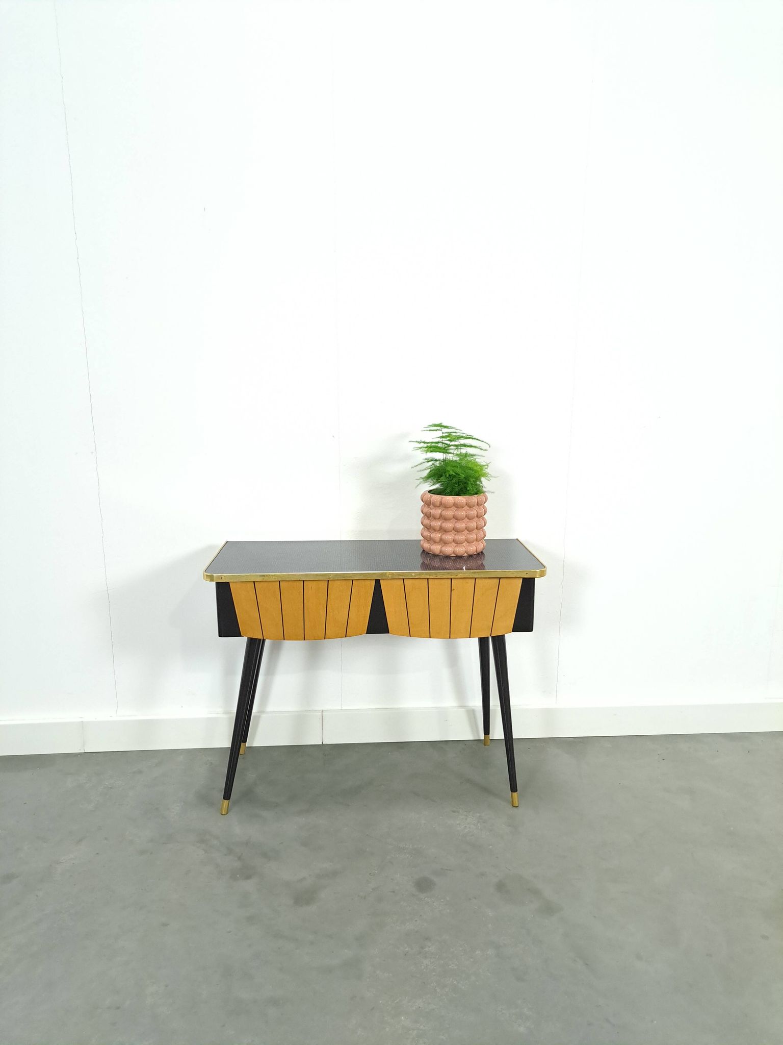 Kastje met formica blad, houten lades en goudkleurige details
