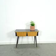 Kastje met formica blad, houten lades en goudkleurige details