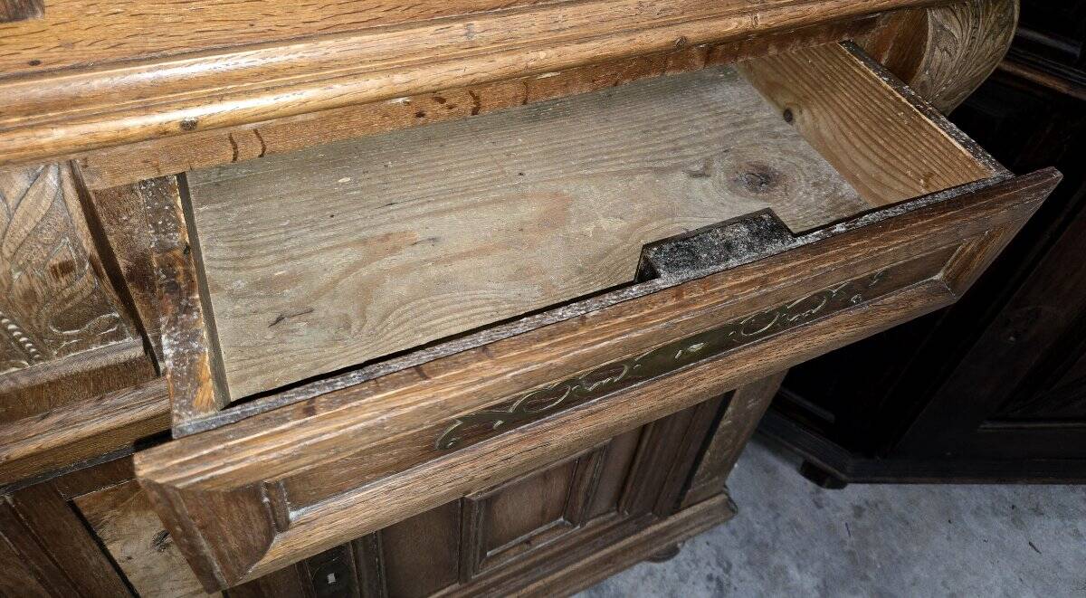 Buffet cabinet from Montbéliard, 18th century, in carved oak.