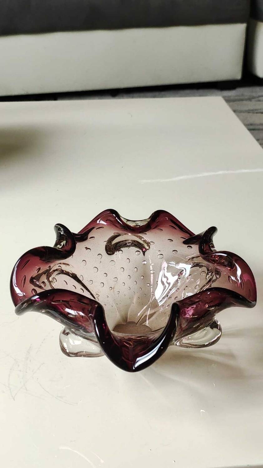 Murano empty pocket "Bullicante" organic floral shape. Plum tones. Diam. 17cm