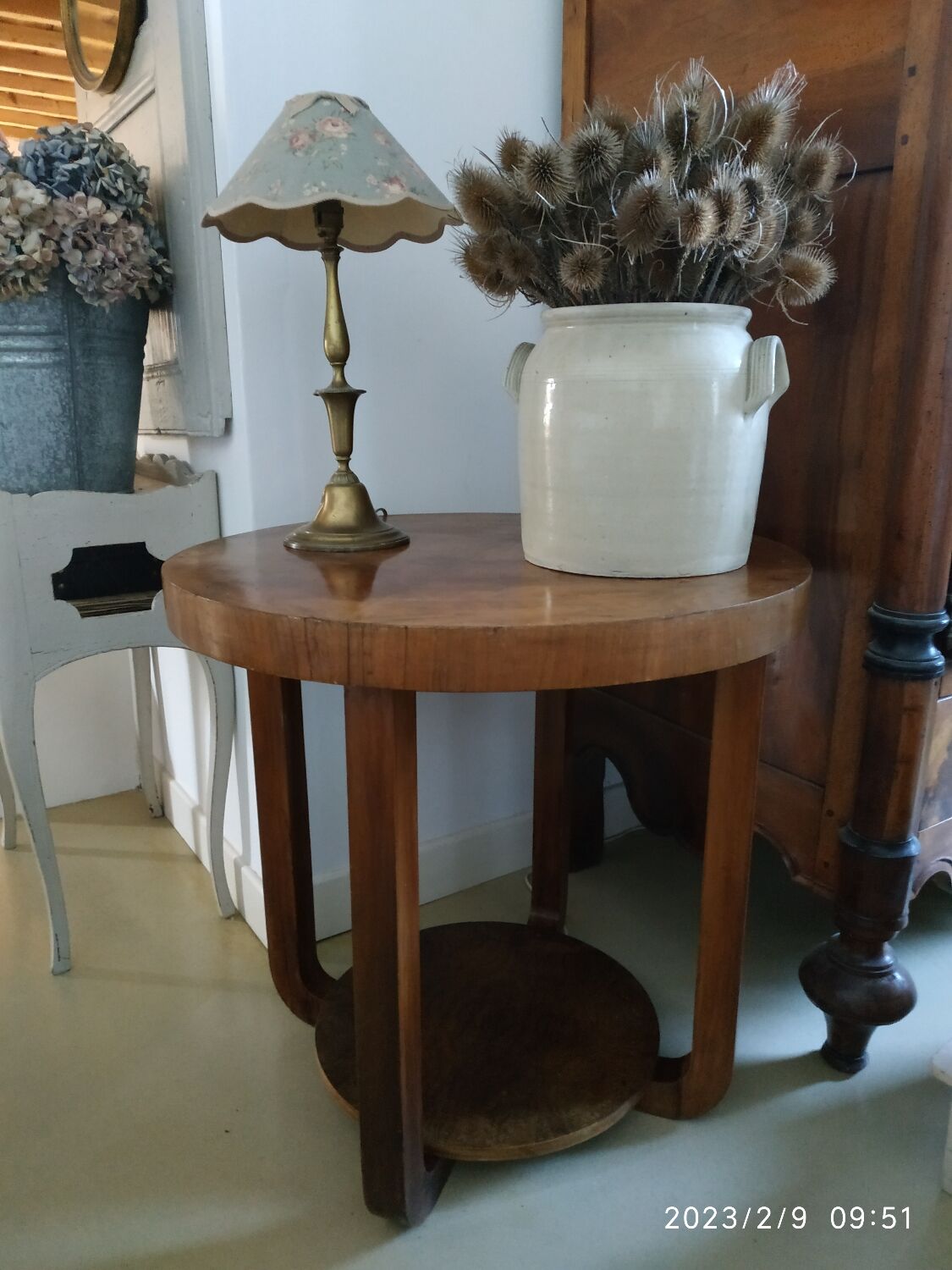 Pedestal table