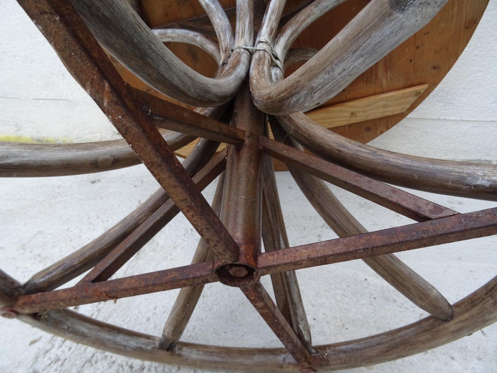 Tulip footing round table