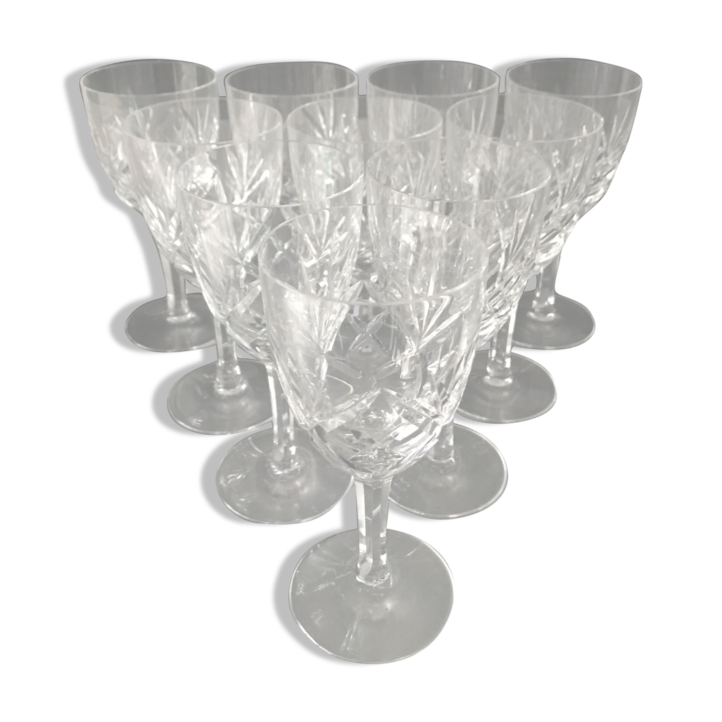 Verres à pied eau en cristal taillé. Motifs étoiles et feuilles.
