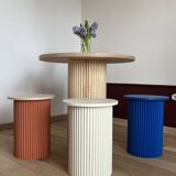 Petite table de chevet ronde et cannelée en bleu klein