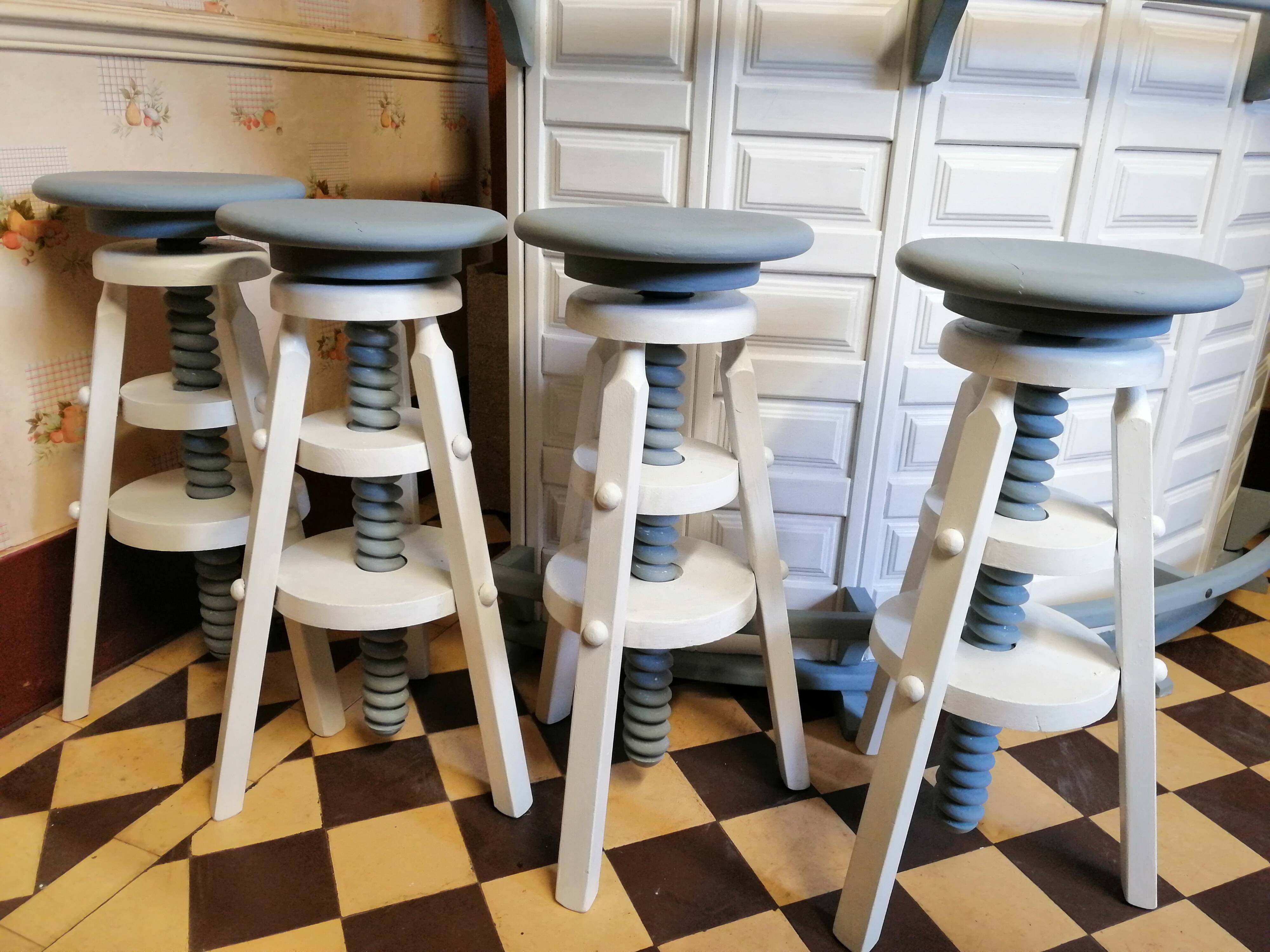 Bar with 4 stools to screw